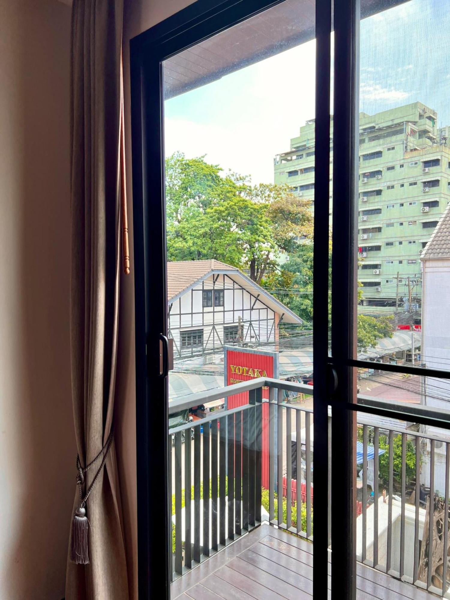 Yotaka Bangkok Hotel Exterior photo